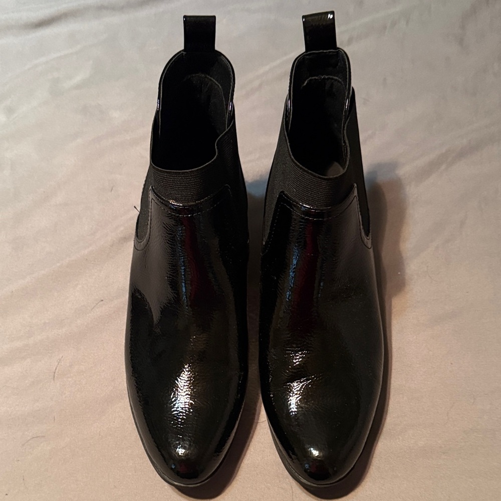 AEROSOLES Glossy Black Ankle Boots